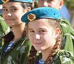 Юных астраханцев учат разбирать автомат и ходить строем