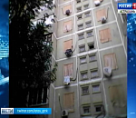 В Астрахани строительная люлька со строителем сорвалась с высоты 9 этажа