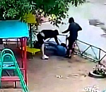 Видео: в Астрахани двое приезжих избили парня из-за девушки