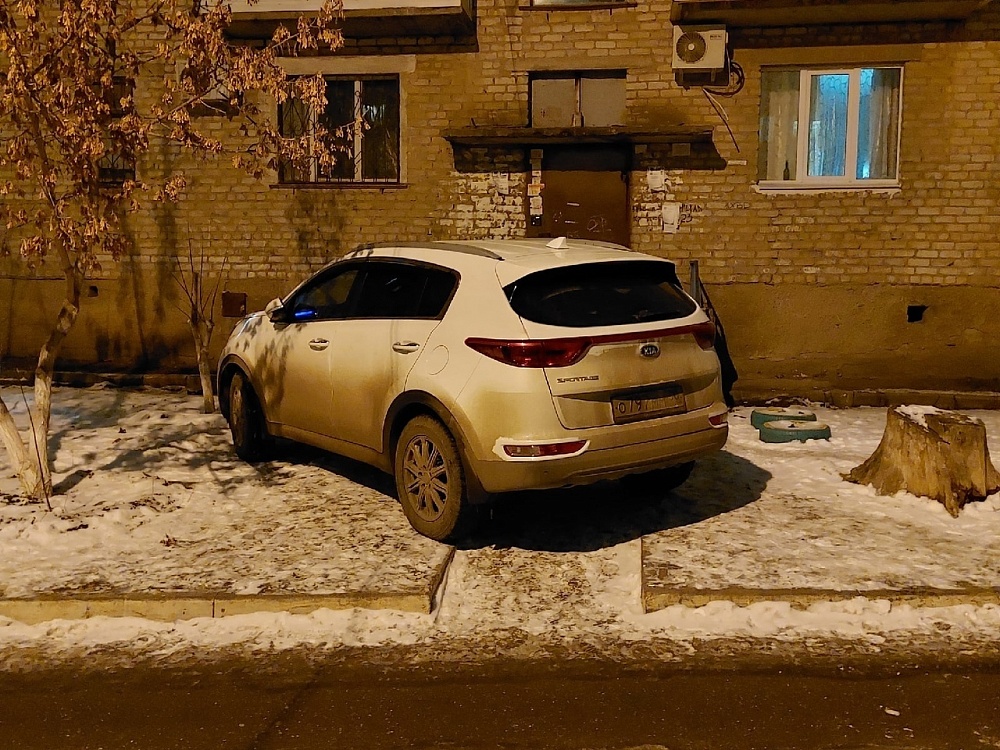 Астраханец припарковал машину у крыльца жилого дома