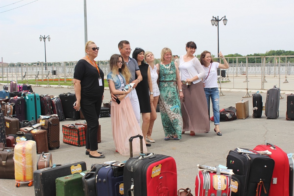 В Астрахани прошел чемоданный флешмоб 