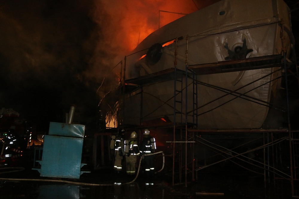 МЧС назвало причину пожара на судоремонтном заводе в Астрахани