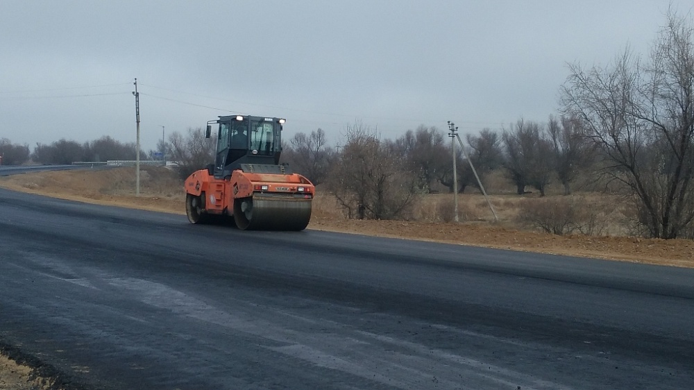 Дорогу в астраханском селе спасают от смыва в реку
