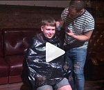 Астраханец, проиграв спор о результатах футбольного матча, побрился прямо в баре