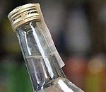 Пограничники передали полицейским 40 бутылок паленой водки