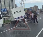 Астраханские Гераклы подняли грузовик, попавший в ДТП. ВИДЕО