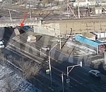 КамАЗ не вписался в мост на Боевой в Астрахани и покалечил кузов: видео