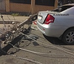 В Астрахани электрический столб напал на автомобиль