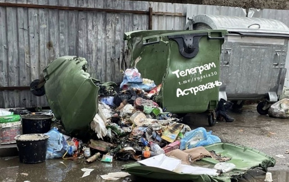 На центральной астраханской улице вспыхнули четыре мусорных евроконтейнера