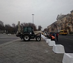 Фото дня: в Астрахани на площади Ленина ставят защиту от автовандалов