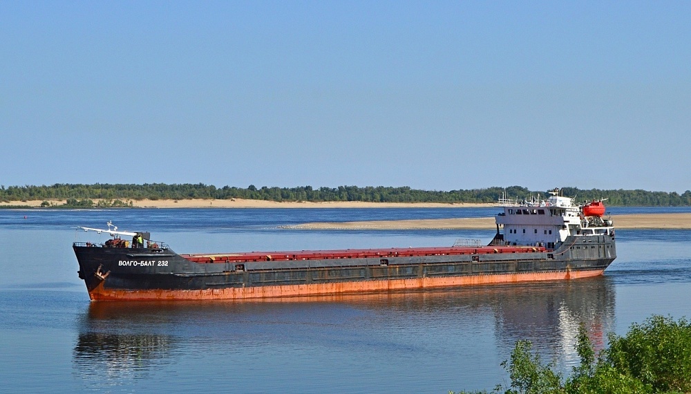 Сухогруз с кукурузой сел на мель в Волго-Каспийском канале