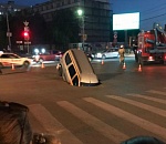 В Астрахани асфальт засосал машину: кадры ЧП 