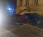 Ночью в центре Астрахани две иномарки снесли светофор во время столкновения