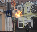 В центре Астрахани у ресторана загорелась газовая труба