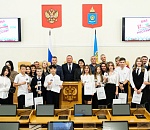 Спикер астраханской облдумы вручил паспорта школьникам, отличившимся в учебе и общественной деятельности