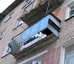 В Астрахани с балкона упала пожилая женщина