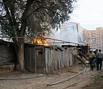 В Астрахани около трех часов тушили мощный пожар