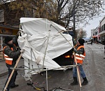 В Астрахани на Больших Исадах демонтируют торговые палатки
