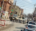 По Астрахани проехала колонна бронетехники