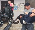 В астраханской многоэтажке, где живет ребенок-инвалид, заварили подъемник
