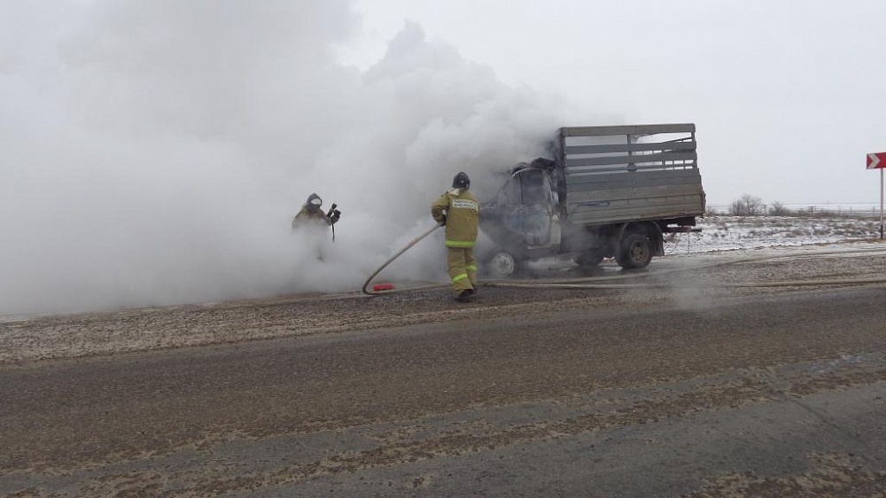 В Астраханской области за сутки сгорели два автомобиля и гараж