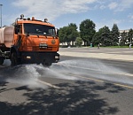 Из-за сильной жары астраханские коммунальщики охлаждают дороги