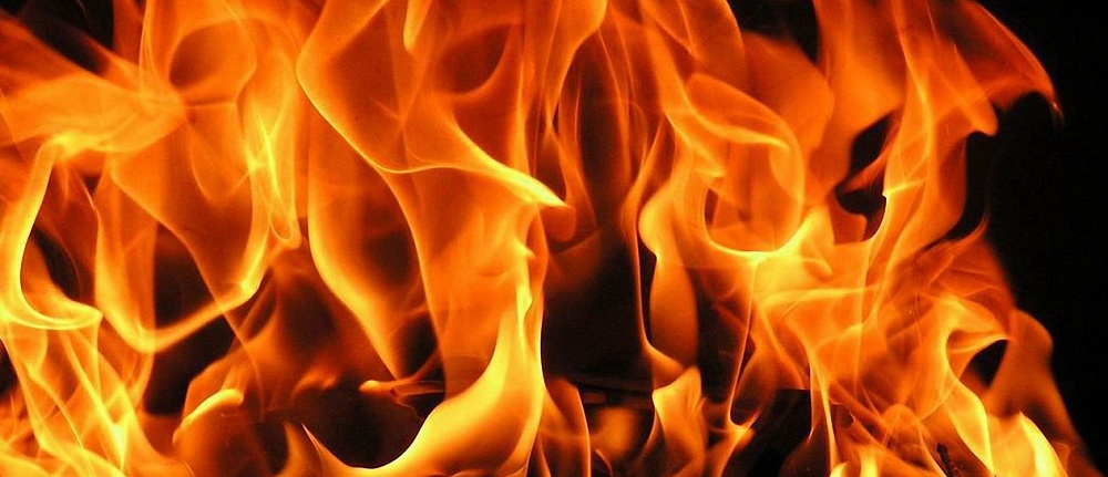 В Астраханской области произошел крупный пожар: горел заброшенный дом