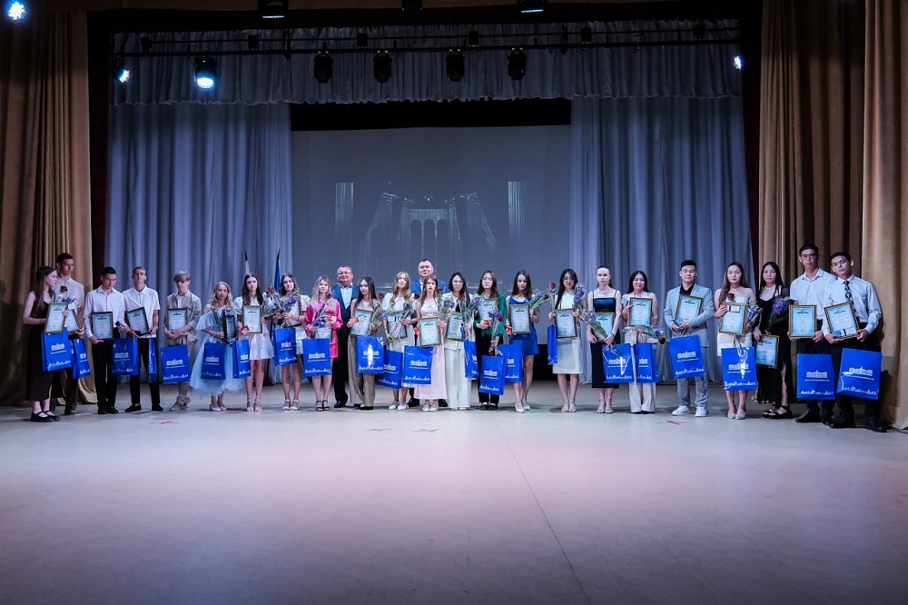 Председатель думы Астраханской области вручил медали выпускникам камызякских школ 