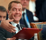 Медведев повысил зарплаты чиновникам 