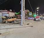 Машина влетела в остановку в Астрахани