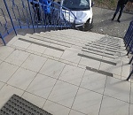 Иномарка устроила гонки на улице Астрахани и врезалась в здание 