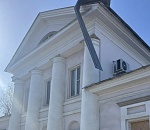 Астраханские спасатели устранили угрозу, нависшую над детьми