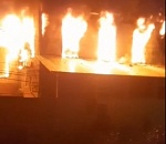 Кадры и последствия мощного пожара в астраханском цехе по изготовлению лодок