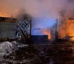 Вчера вечером в Астрахани возле пятиэтажного жилого дома горели хозпостройки