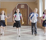 Вместо привычных звонков в астраханских школах теперь звучат песни