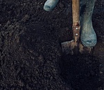 Соседи подло лишили астраханку с ребенком-инвалидом законного парковочного места