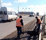 Весенняя уборка в Астрахани: городские мосты очищают от грязи