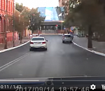 Перепутал с Лондоном: В Астрахани "Мерседес" маневрировал на встречке 