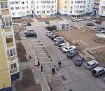 Жильцы астраханской многоэтажки организовали у дома цивилизованную парковку