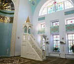 Игорь Бабушкин подарил Белой мечети Астрахани ковер, а Александр Жилкин – панно с сурой из Корана