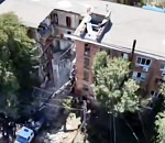 Разрушенный дом в Астрахани обследуют дроны и кинологические расчеты