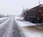 На астраханских дорогах работают 40 комбинированных машин по очистке покрытия и снижения наледи