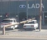 В Астрахани столб припечатал автомобиль, припаркованный у автосалона