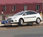 В Астрахани иномарка повисла на ограждении моста