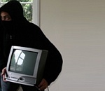 Астраханец, уходя из гостей, прихватил с собой телевизор