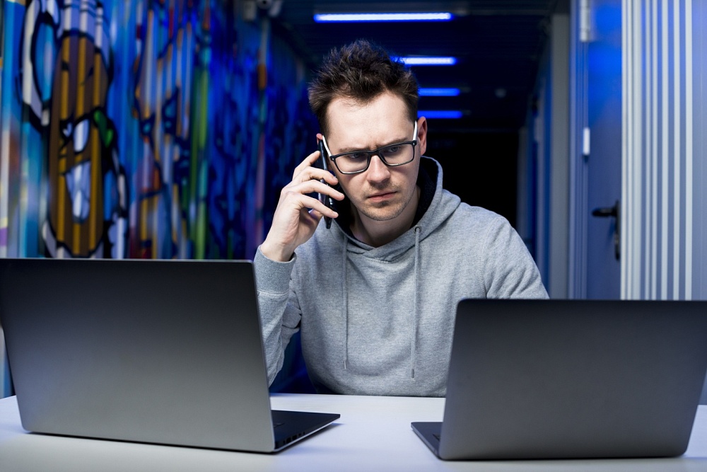 Астраханца поймали за нарушением тайны телефонных переговоров