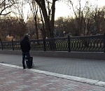 В центре Астрахани мужчина справил нужду прямо в урну