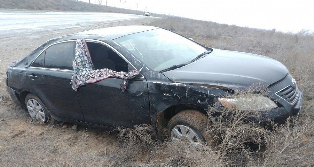 На астраханской трассе опрокинулась иномарка: две пассажирки в больнице