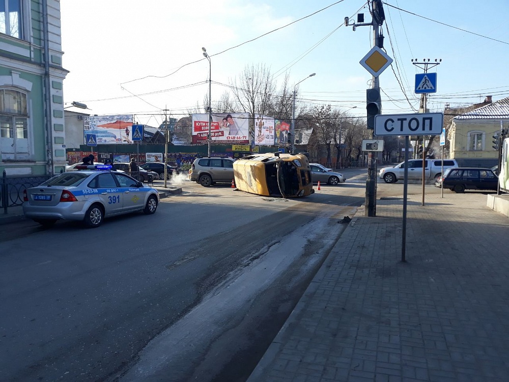 Страшная авария: в Астрахани перевернулась маршрутка