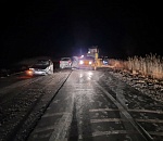 Под Астраханью «Рено» врезался в асфальтоукладчик и вылетел на встречную полосу